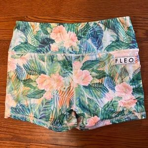 Fleo Power high rise shorts, size large, hibiscus print 🌺